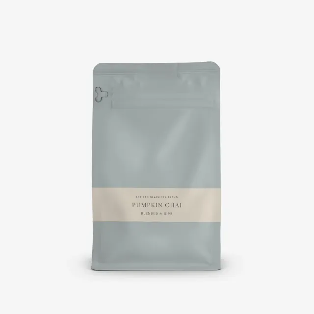 By SIPS Pumpkin Chai sort te med græskar
